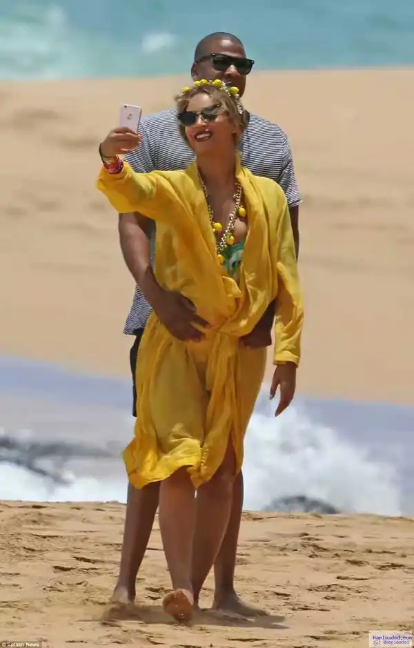 Beyonce And Jay Z Loved Up On Beach Day In Hawaii